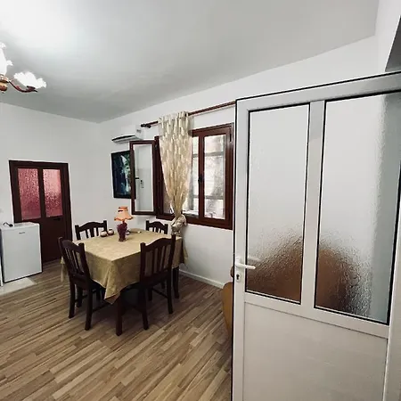 Pensionat Mecani Guesthouse *
