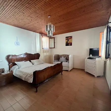 Pensionat Mecani Guesthouse *